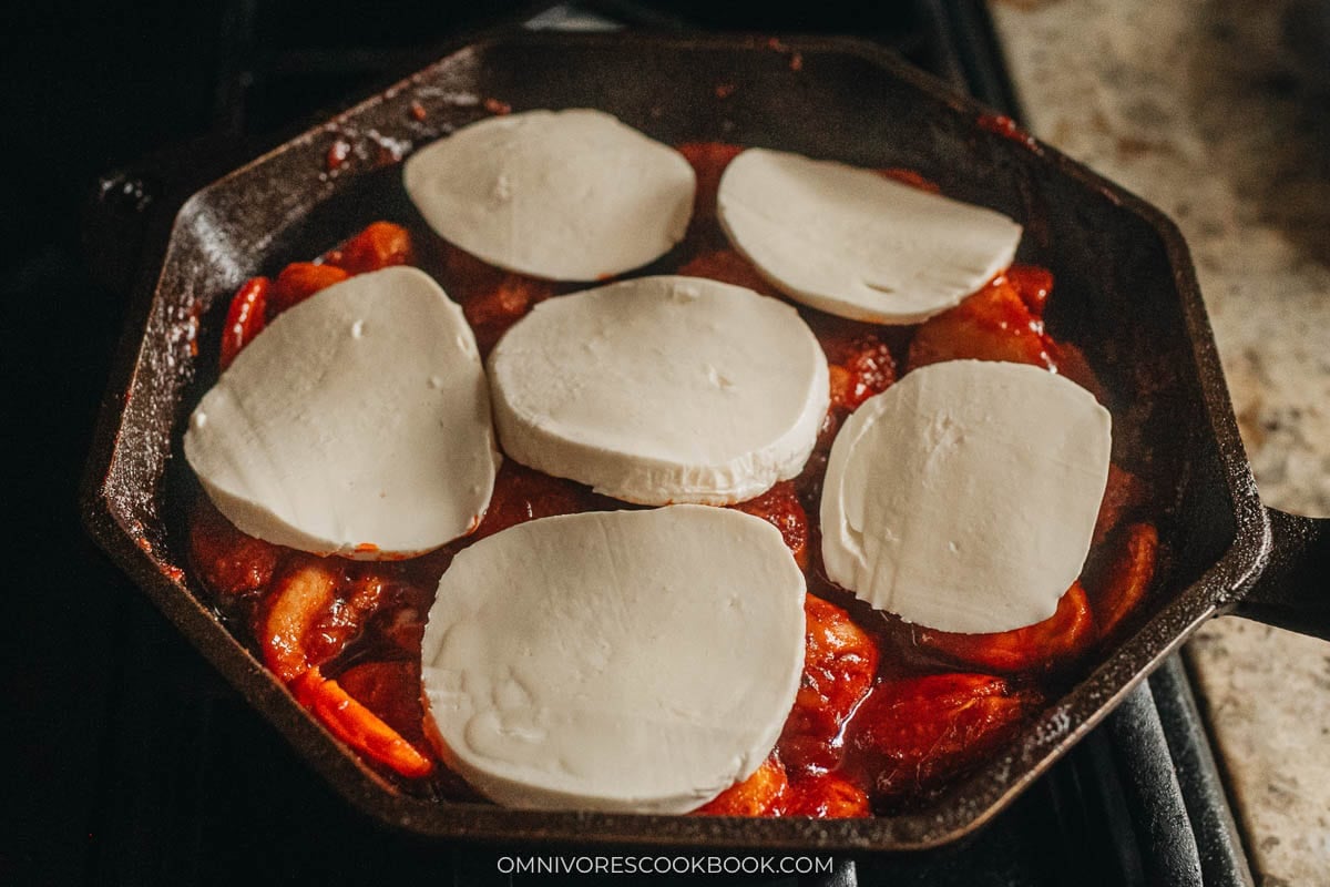 topping dish with cheese