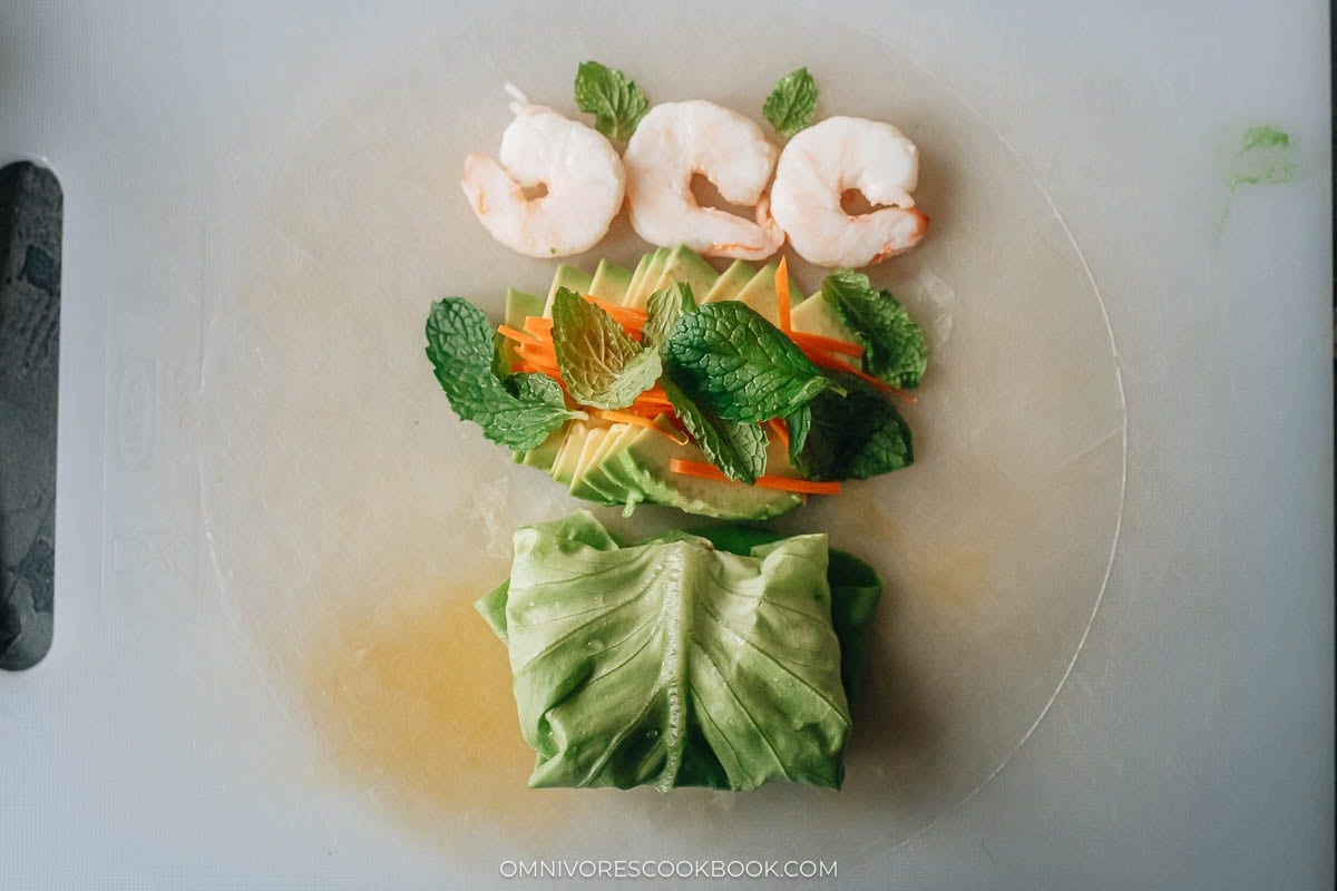 wrapping fresh Shrimp, carrots, mint and avocado