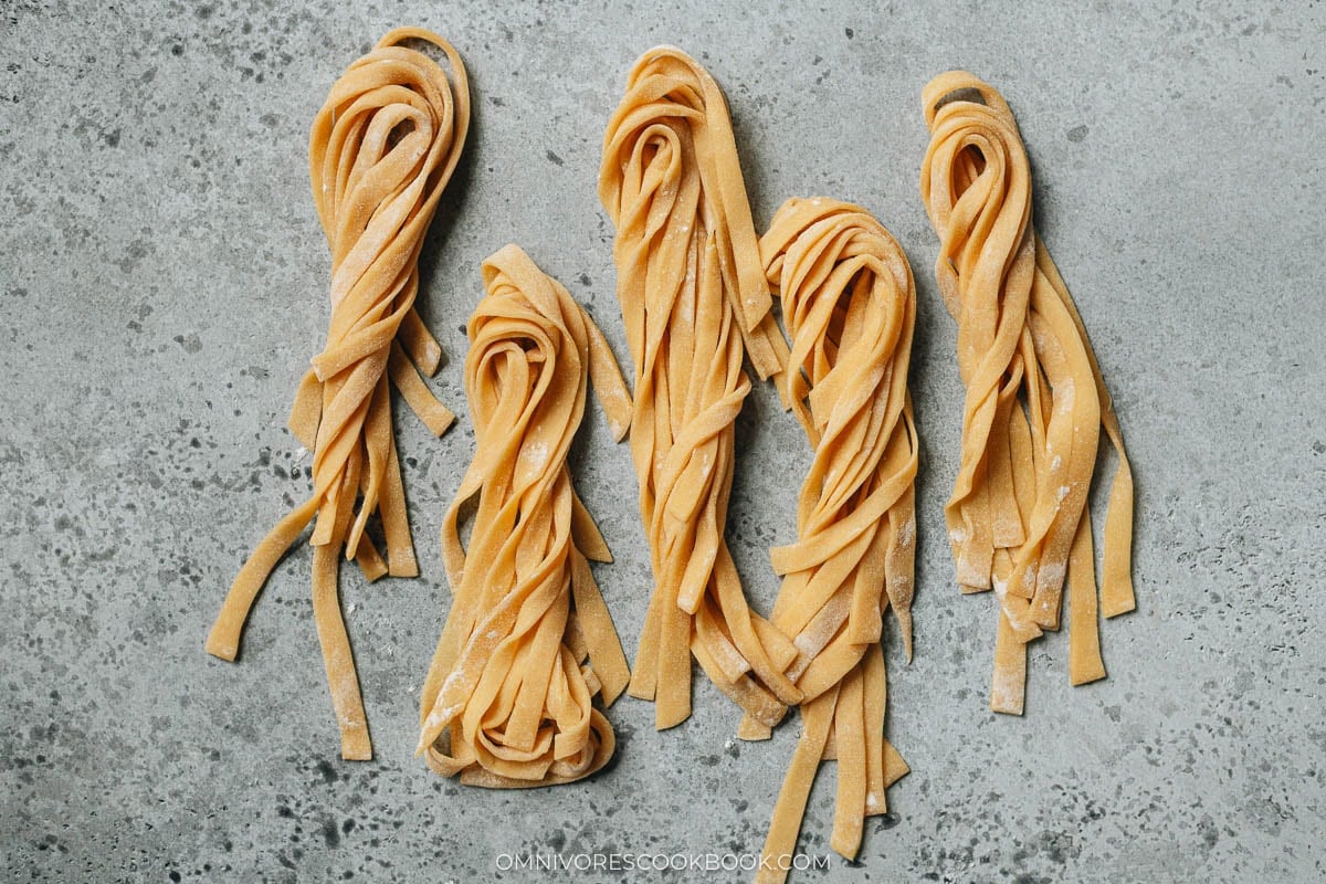 Homemade Egg Noodles (鸡蛋面)

