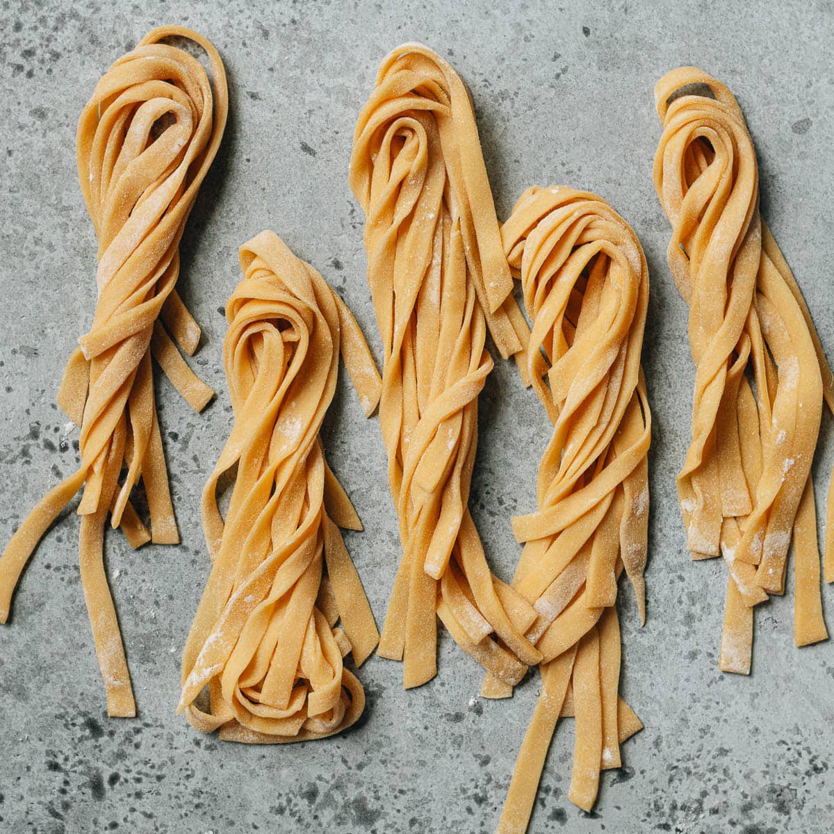 Noodle di uova fatte in casa (蛋面)
