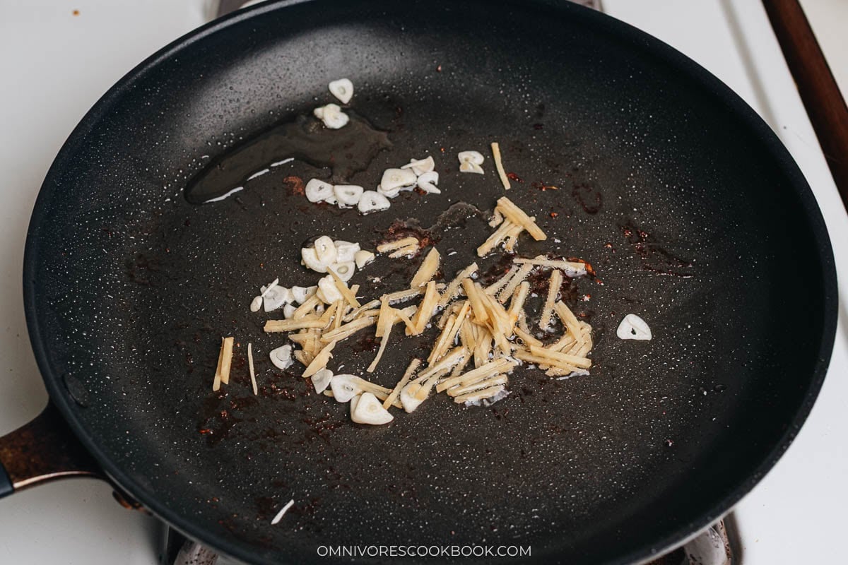 Cook garlic and ginger in oil