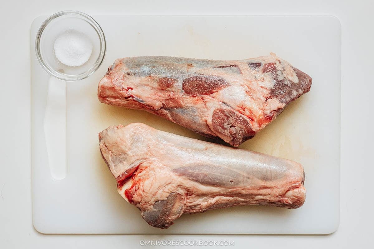 salting lamb shank