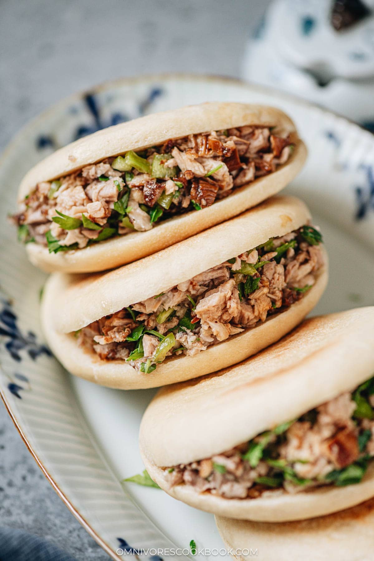 Chinese pork belly bun (Rou Jia Mo, 肉夹馍) - Melt-in-your-mouth braised pork belly stuffed with peppers and cilantro in a fluffy flatbread. They are so irresistible! {Gluten-Free adaptable} #pork #burger #chinese #asian #recipes