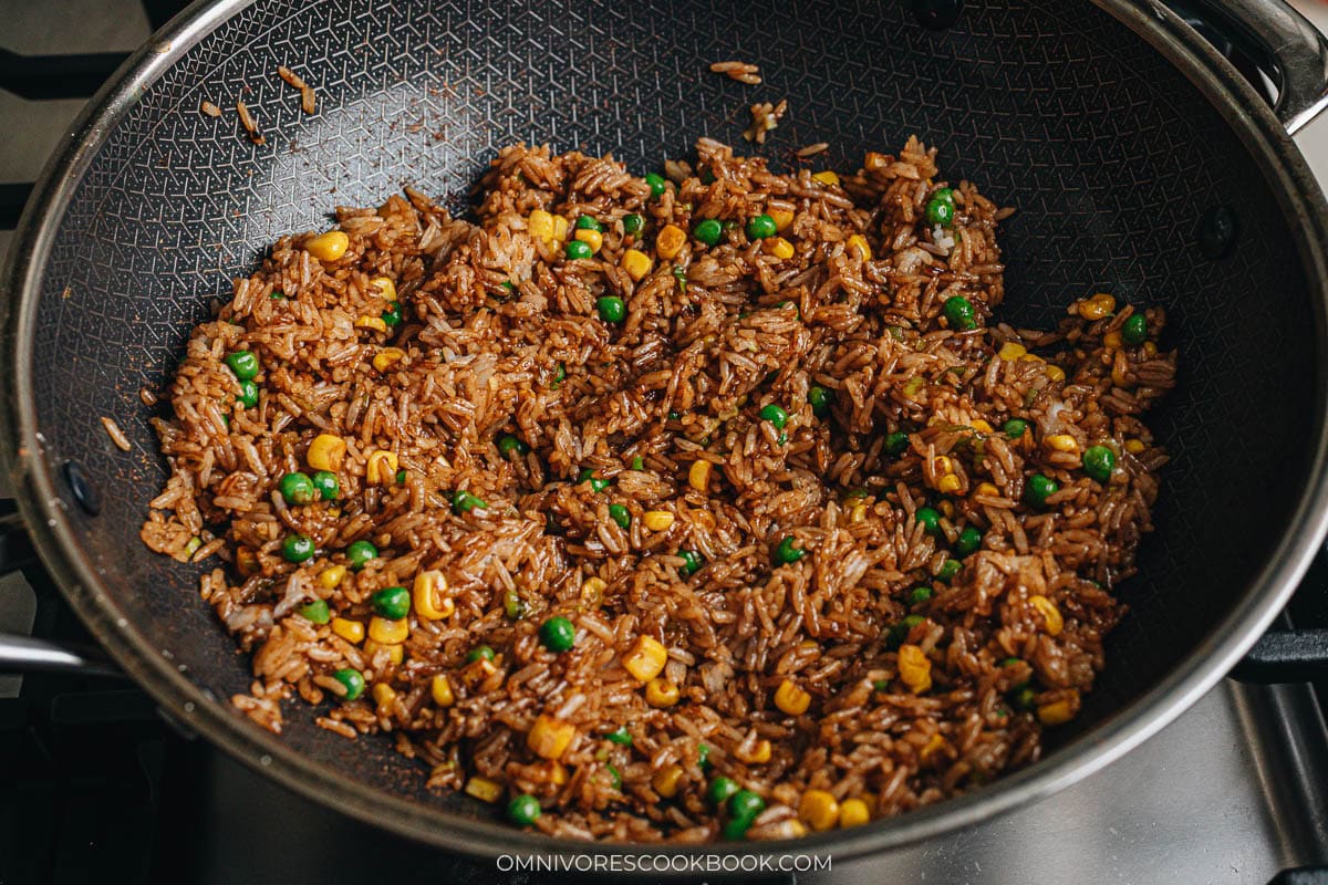 Mixing the sauce and vegetables with rice