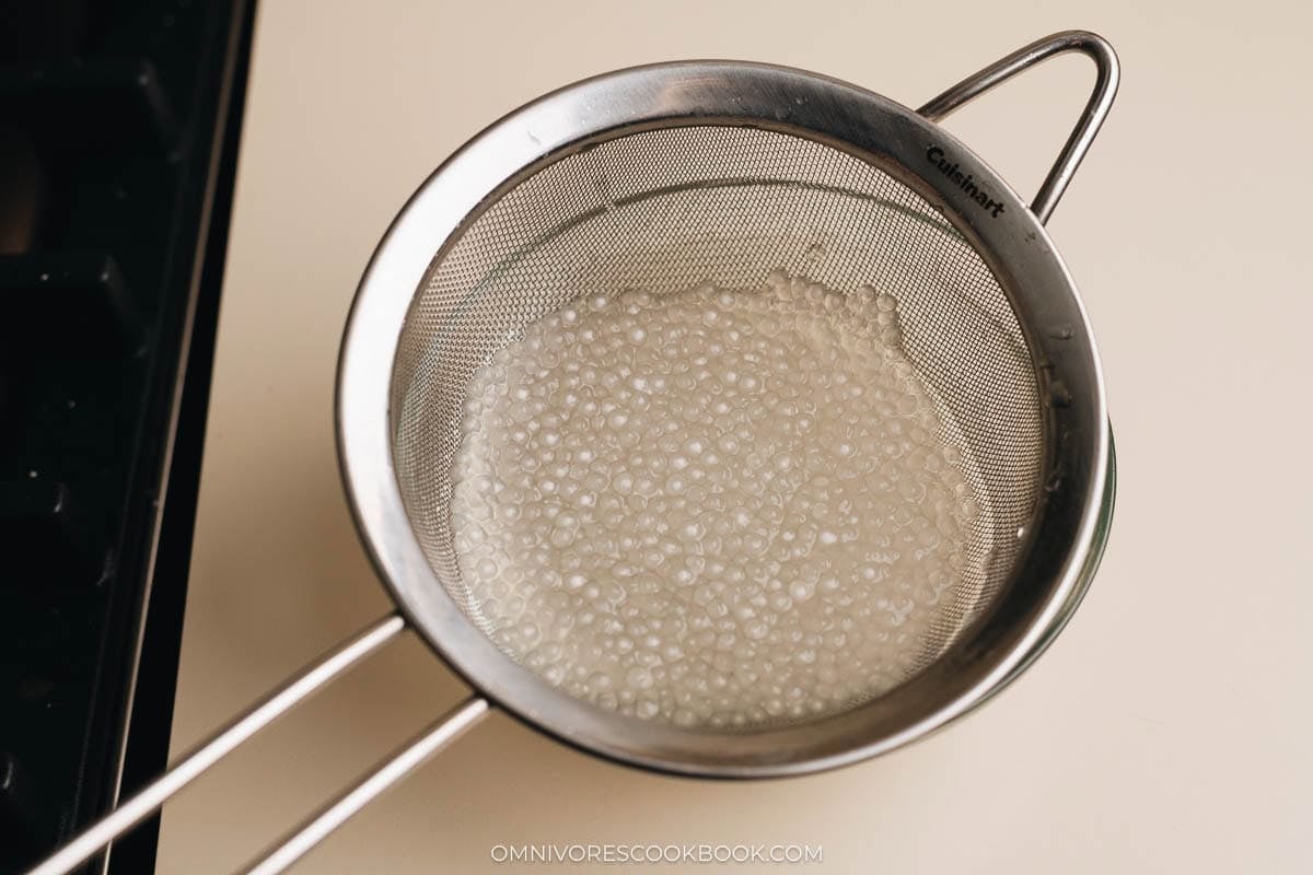 Draining the cooked pearls 