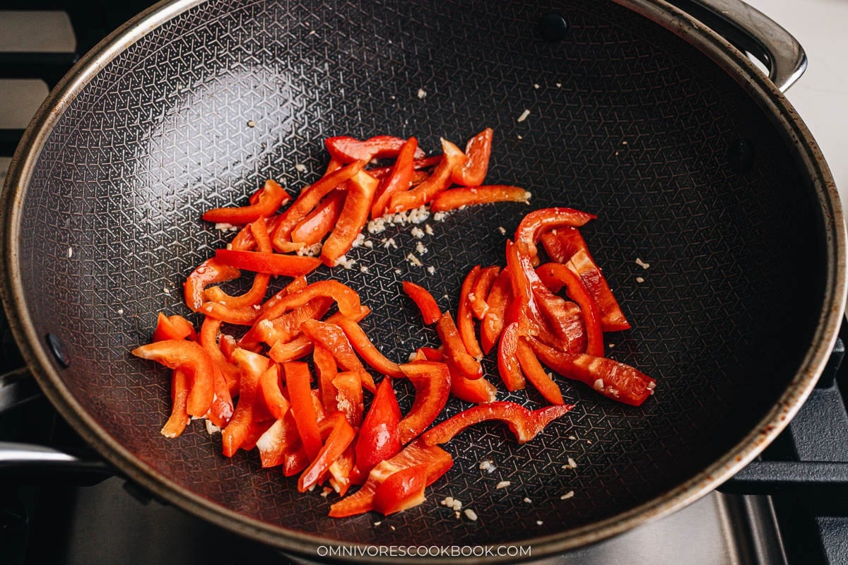 Cooking garlic and pepper in a wok