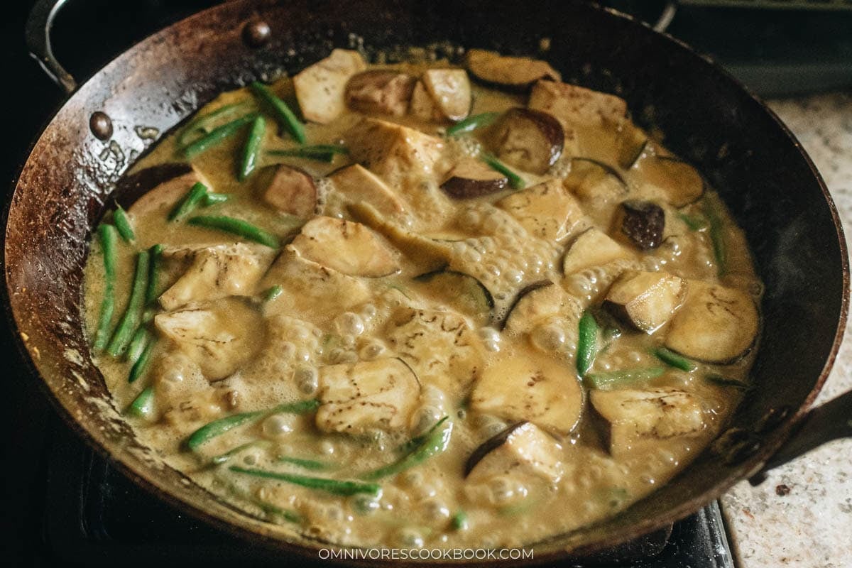 adding the veggies to the sauce 