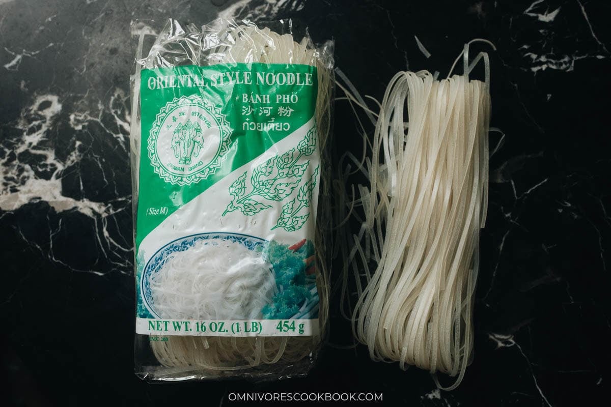 Dried packaged rice noodles for pad thai