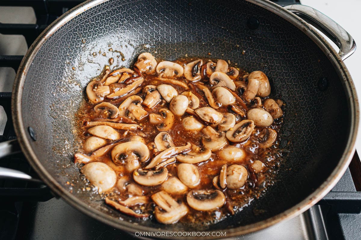 Cook the mushrooms with sauce