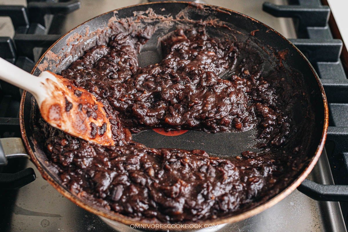 red beans paste in stove cooking