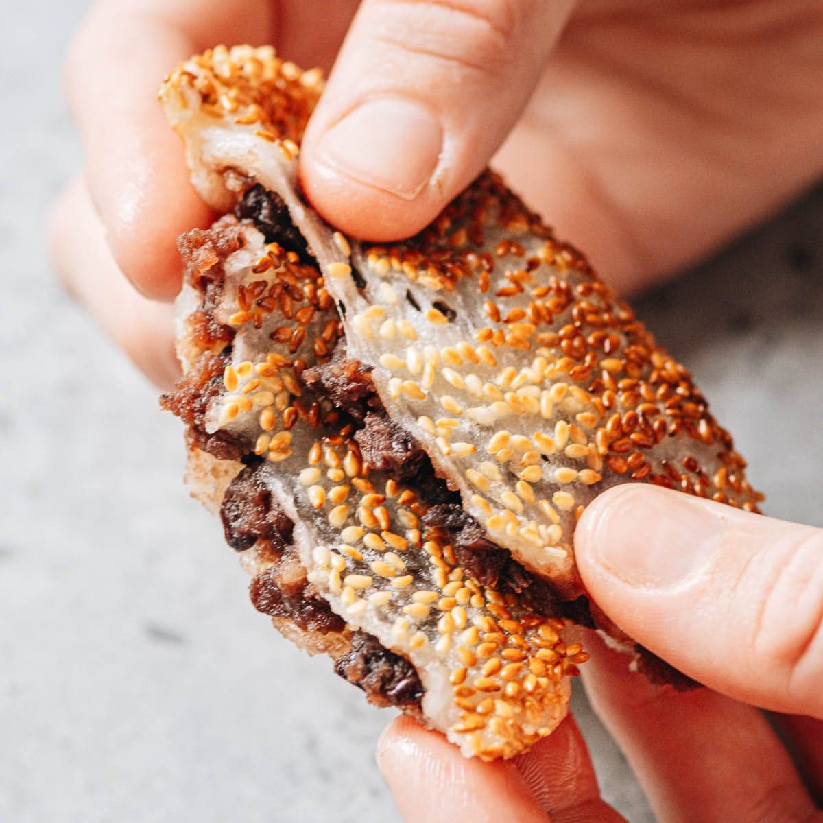 Un gâteau de riz collant avec de la pâte de haricots rouges