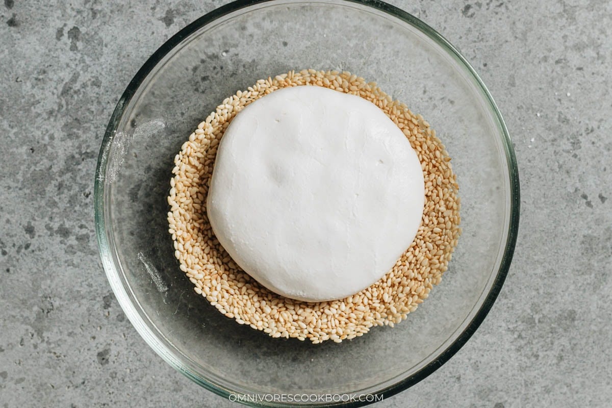 Coating cake with sesame