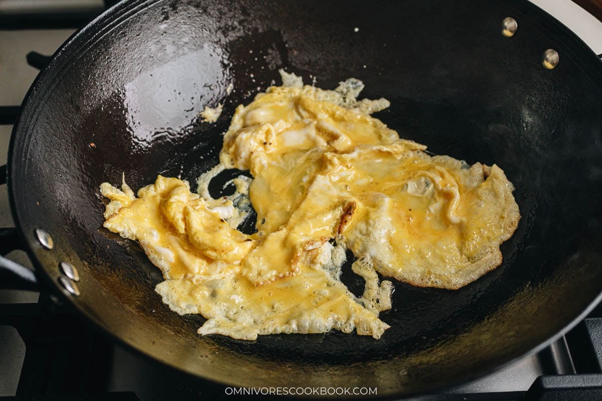 Scramble eggs in a wok