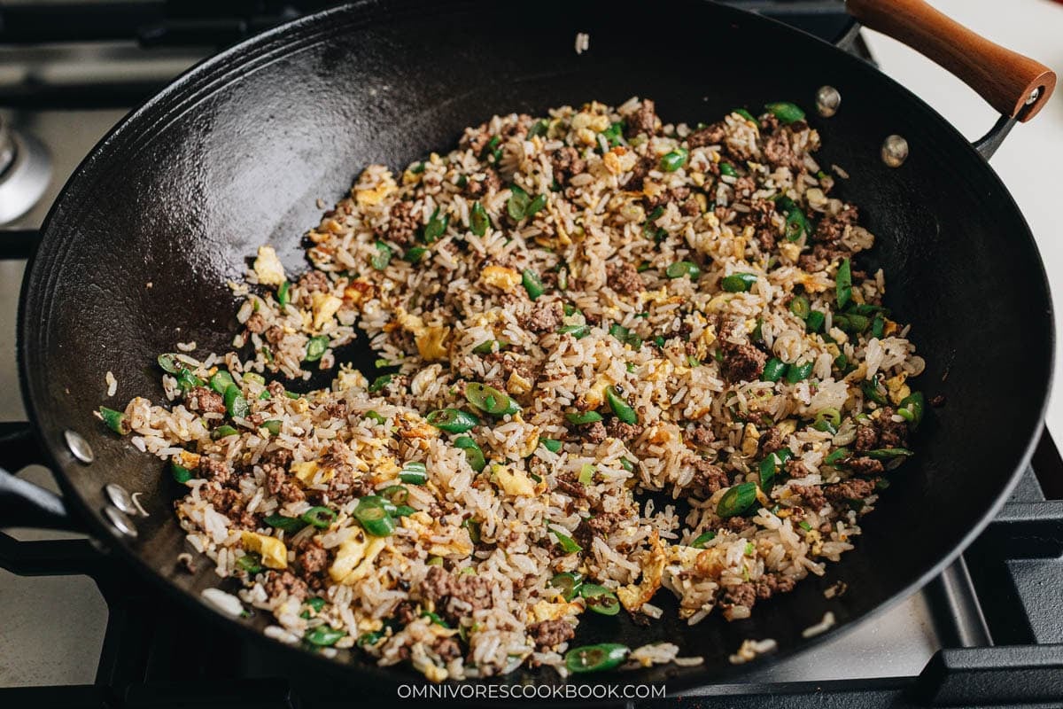 Cook Sichuan fried rice in a wok