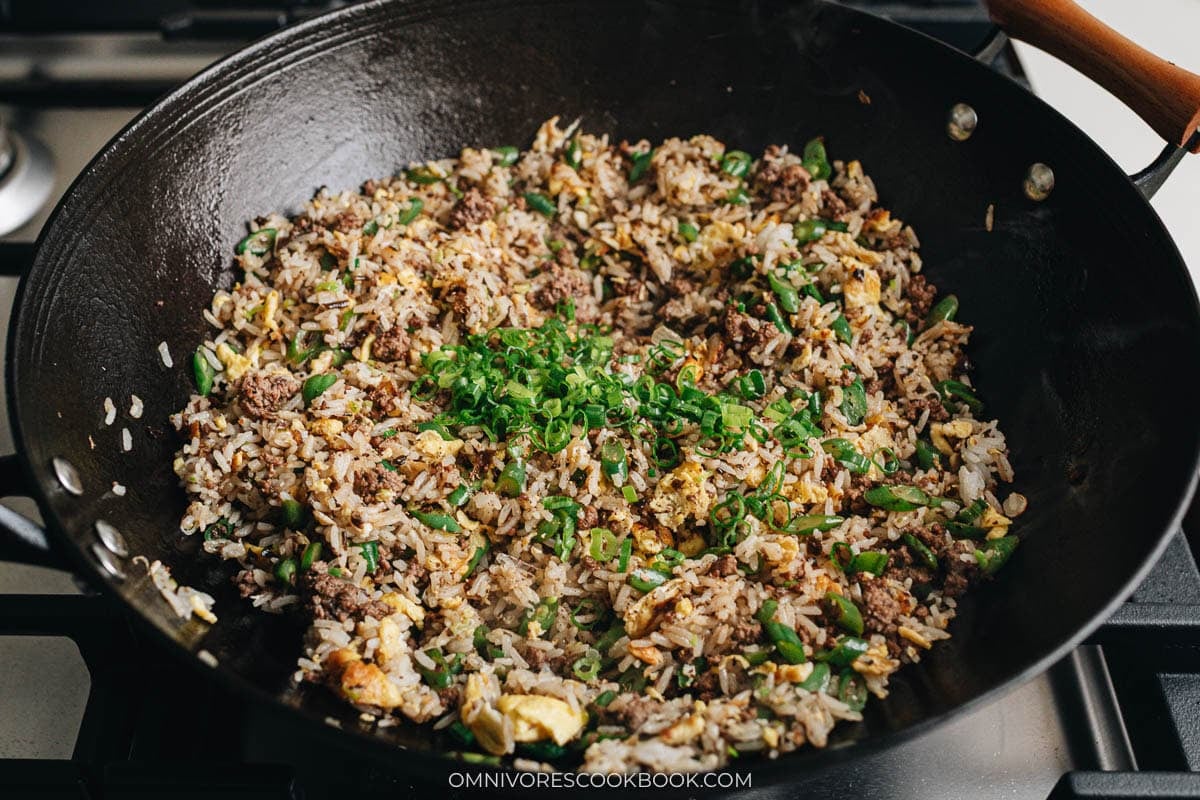 Finish up cooking Sichuan fried rice with scallions