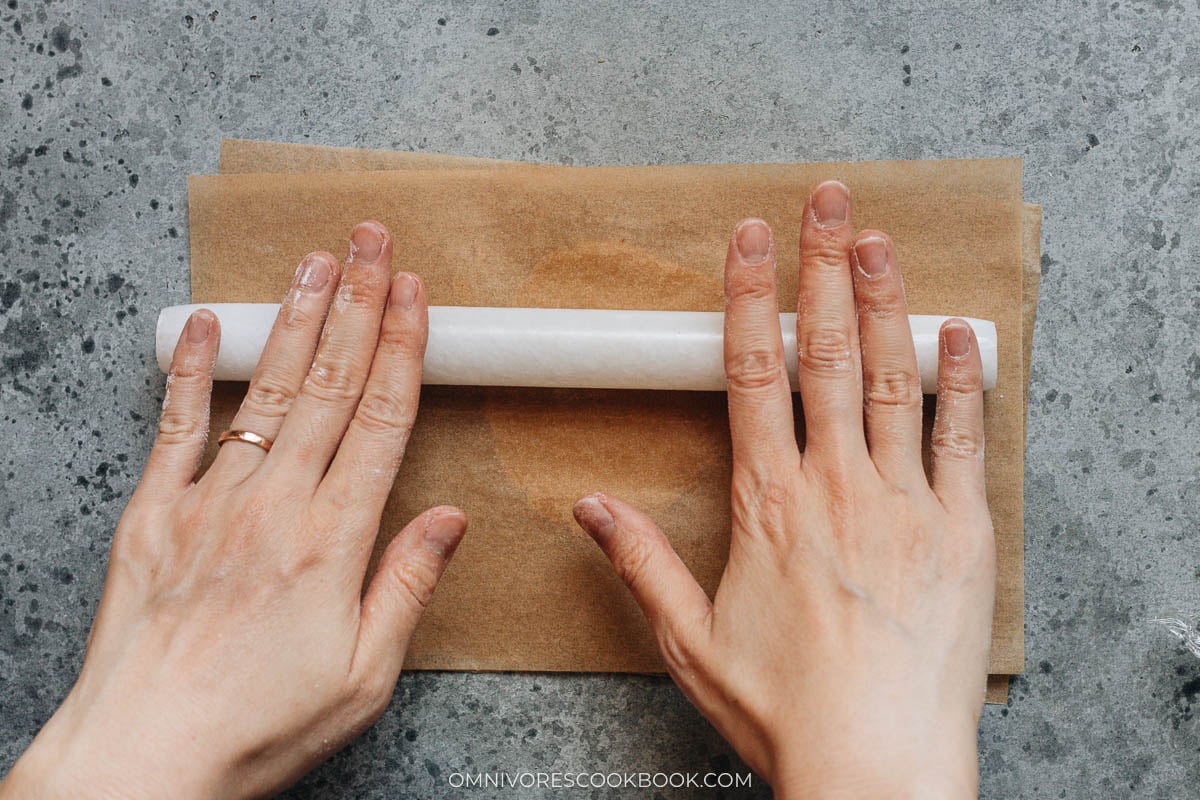 Rolling mooncake skin