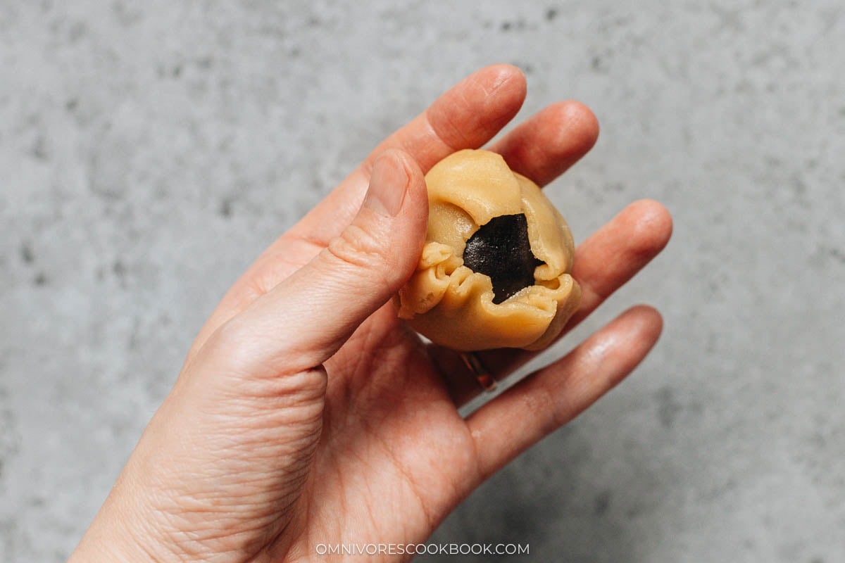 Wrapping mooncake dough
