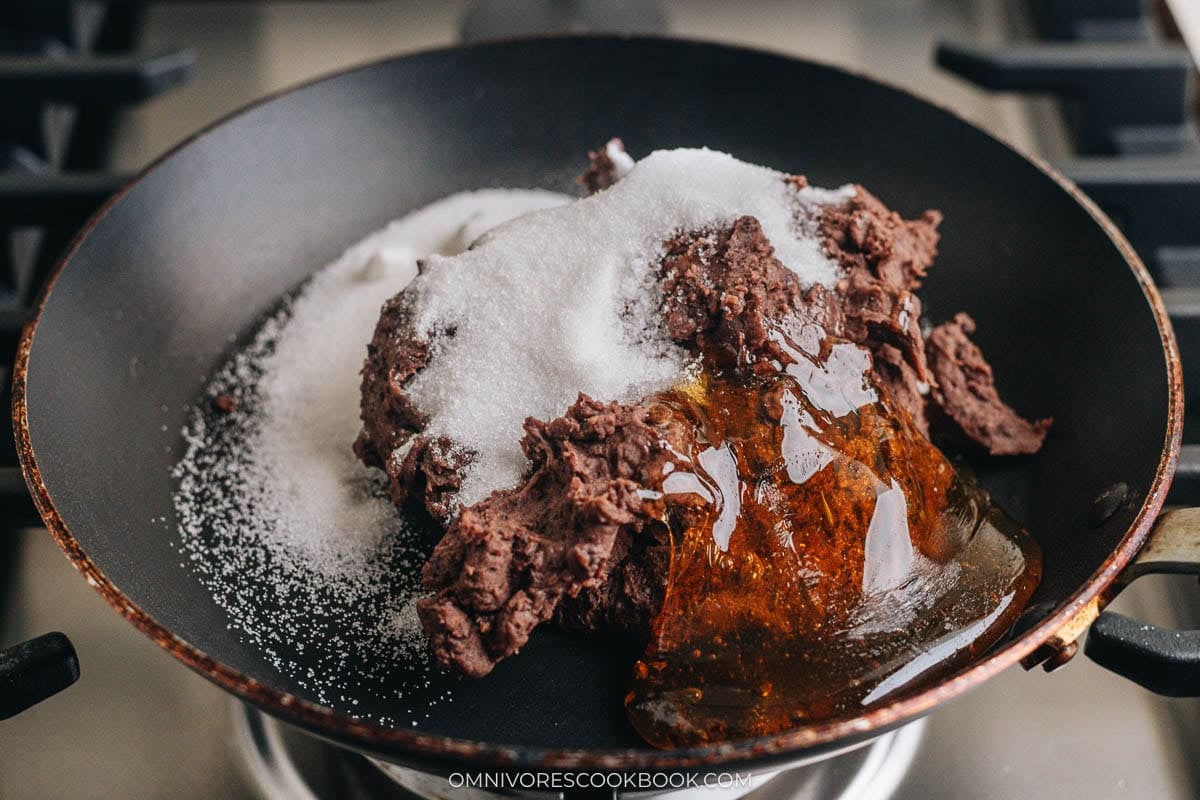 Cook red bean with sugar and maltose