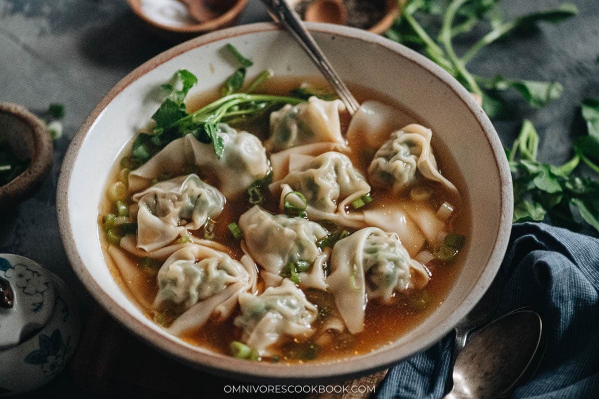  Cooked watercress wontons in a serving bowl
