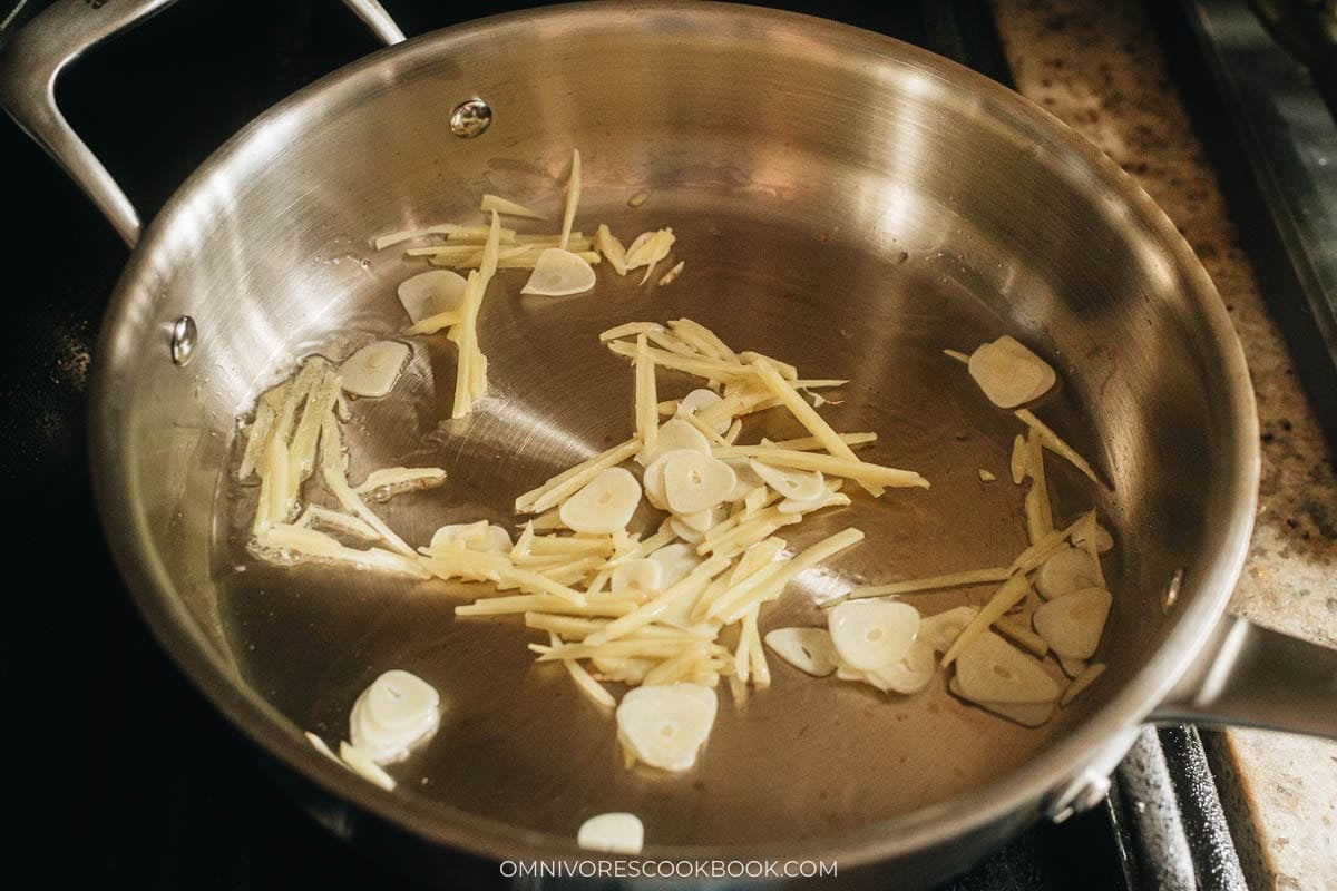 Cook ginger and garlic in a pan