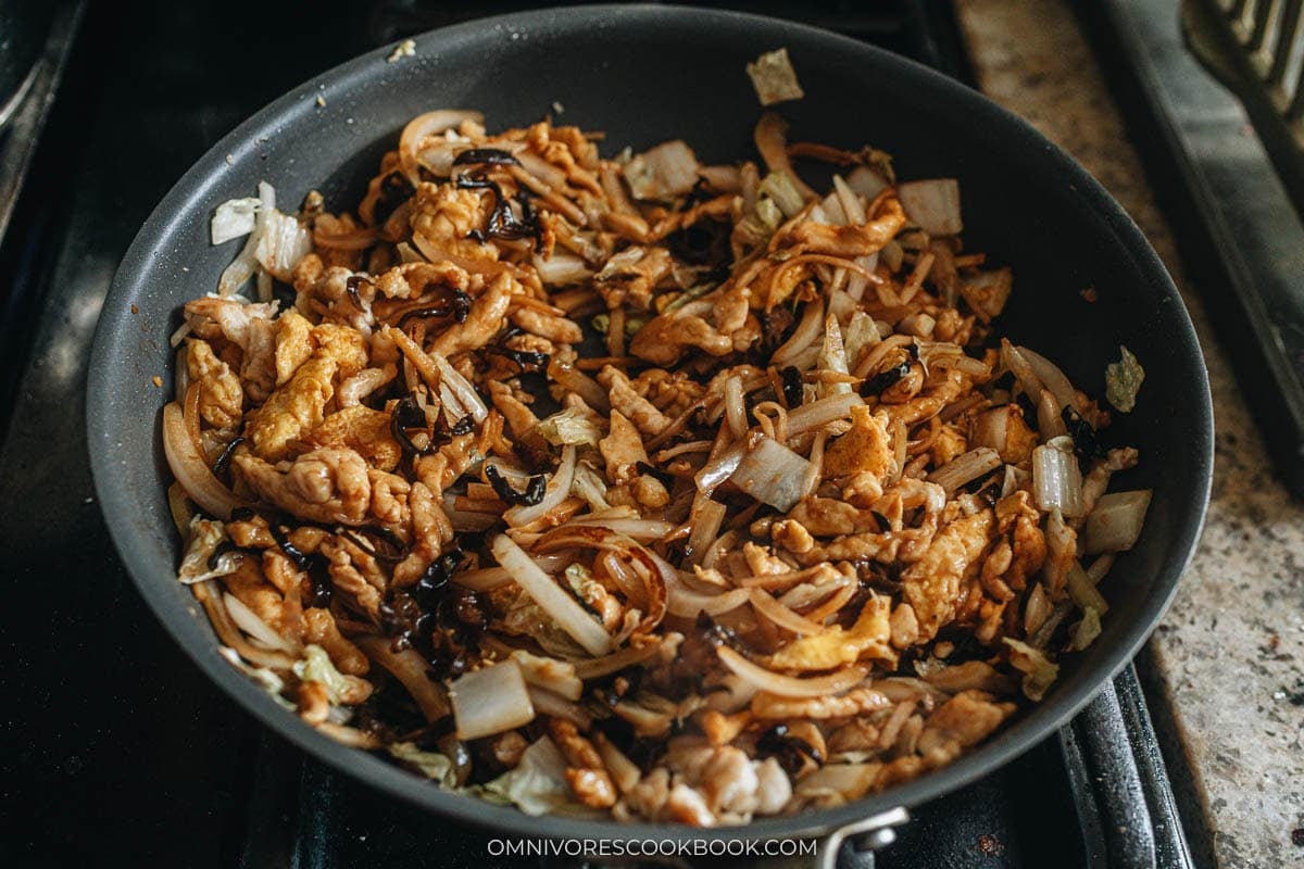 Chicken, egg, and vegetables tossed with sweet bean sauce