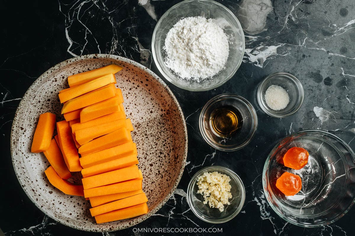 Ingredients for making Chinese pumpkin with salted egg