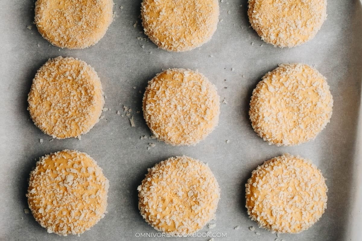 Coating a Chinese pumpkin cake in bread crumbs on both sides