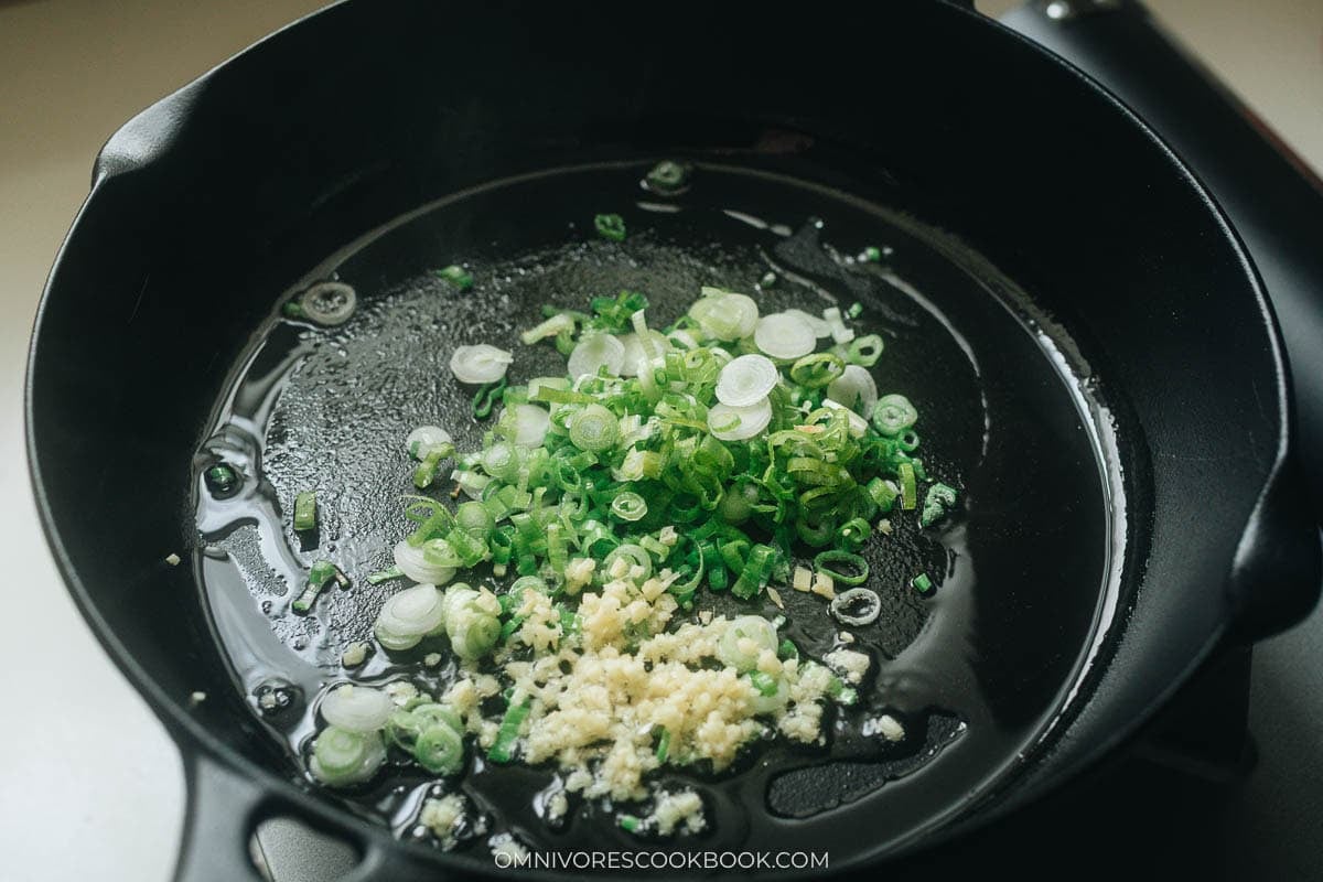 Saute the green onion and ginger