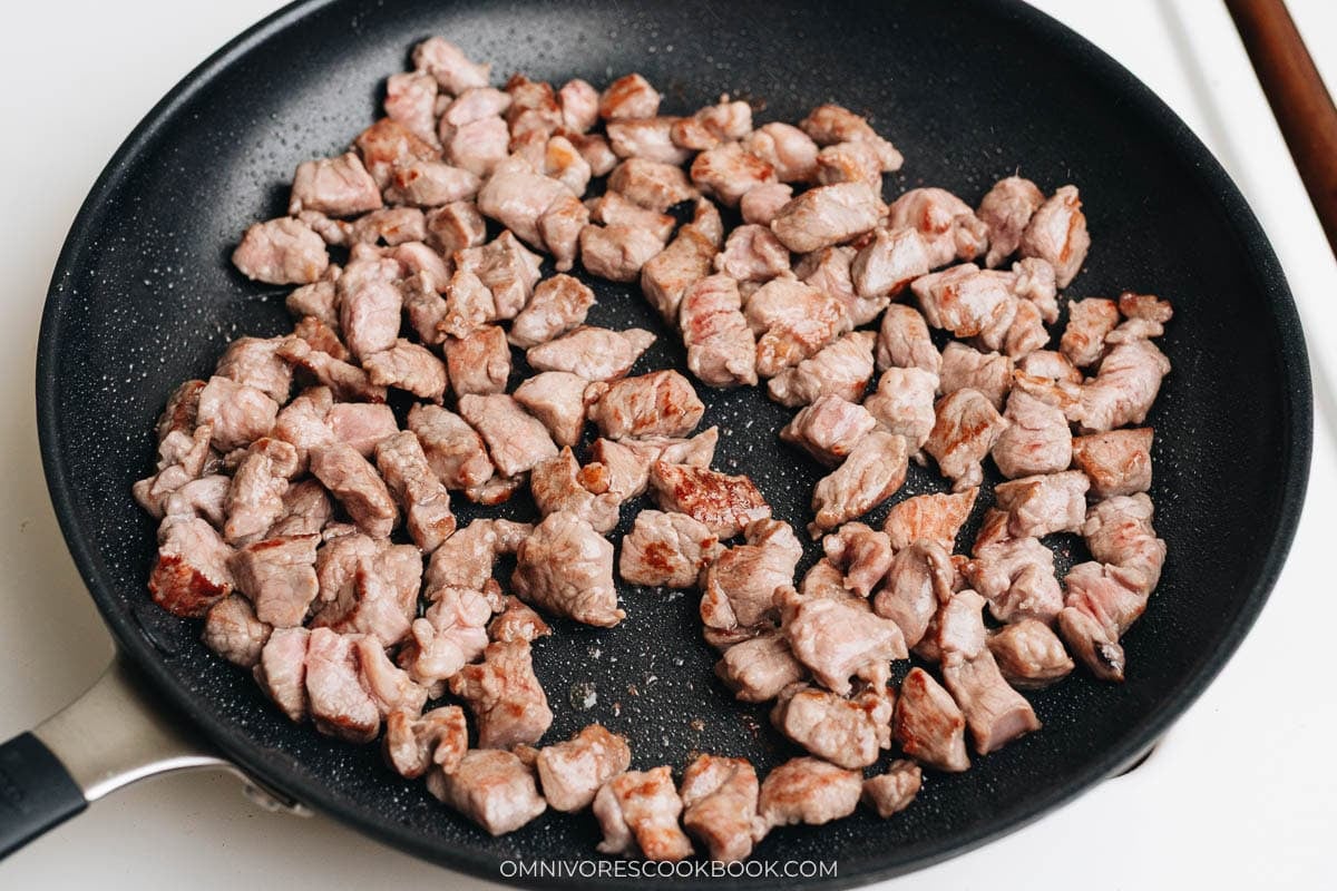 Lamb browning in a single layer in a hot skillet