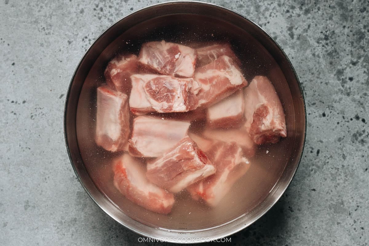 Pork ribs soaking in cold water to draw out blood before steaming