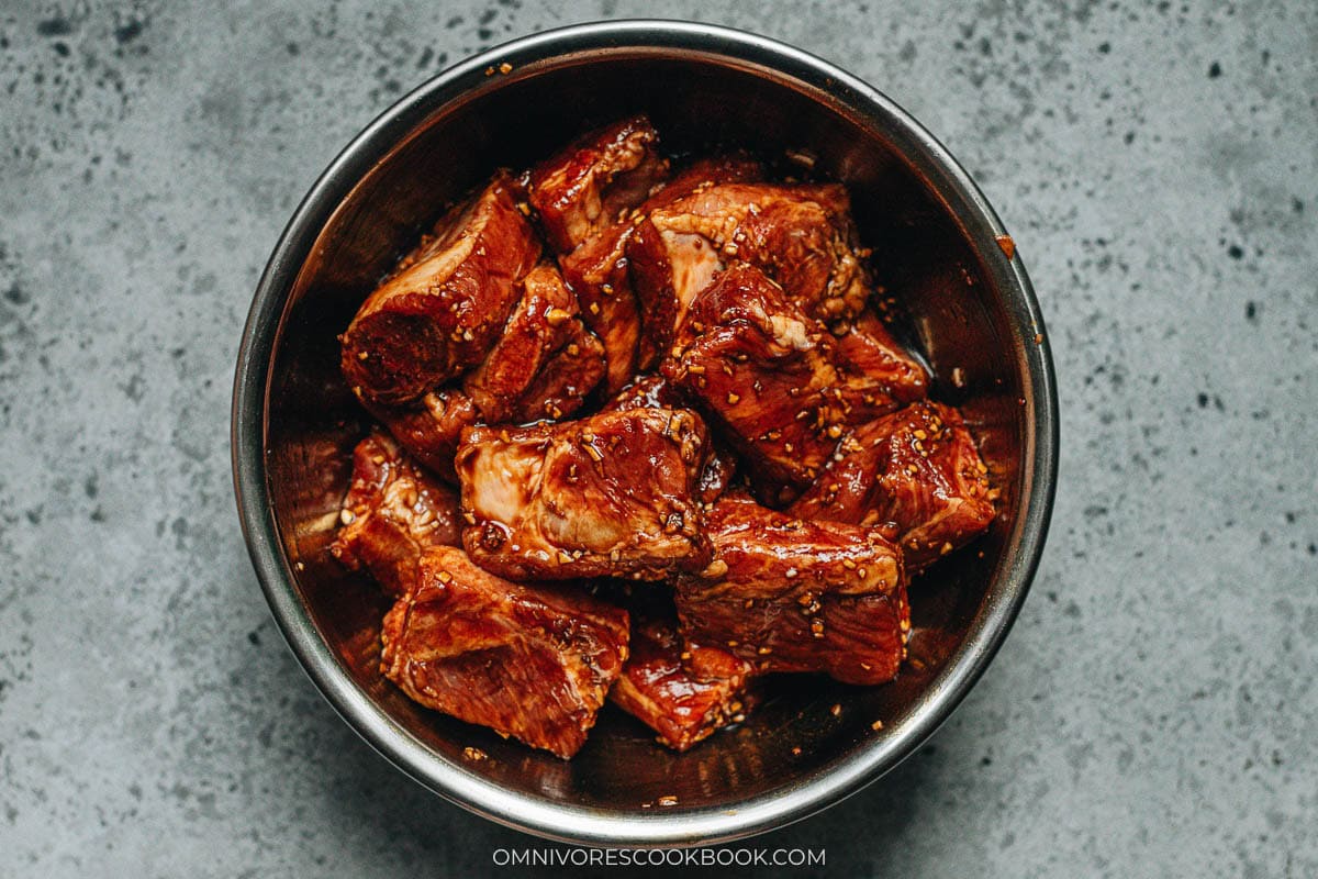 Pork ribs coated in the marinade for steamed ribs with sticky rice