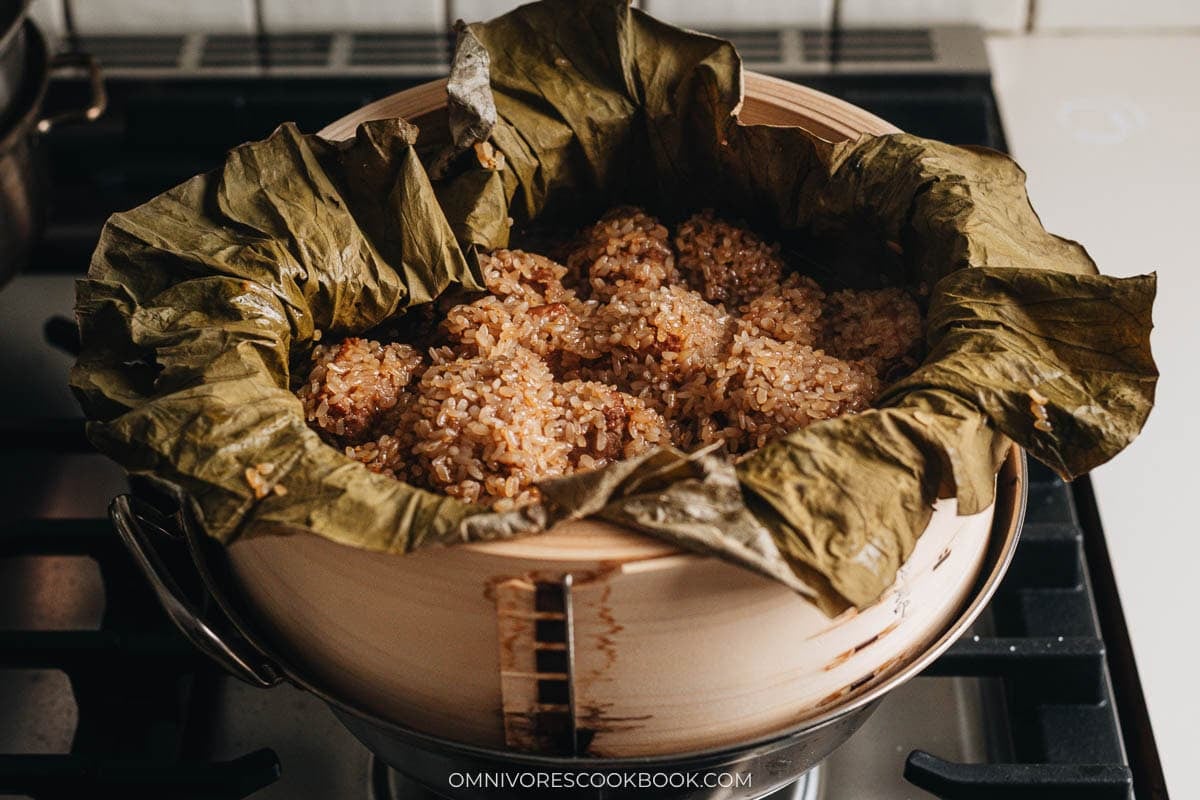 Finished steamed ribs with sticky rice