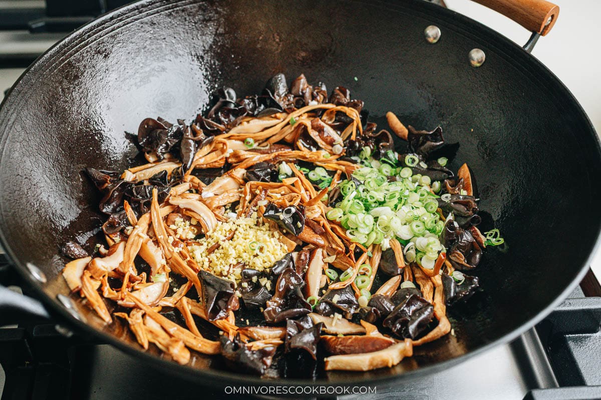 Chinese Noodle Sauce (Da Lu Mian, 打卤面)